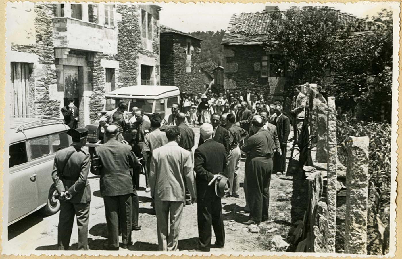 Visita do gobernador civil, Rafael Fernández Martínez a Forcarei (1956)