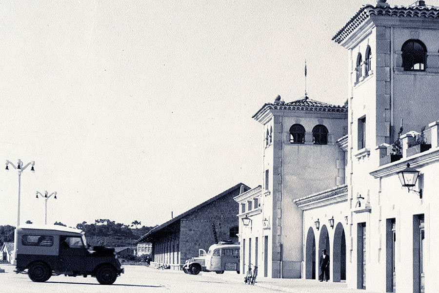 Estación do ferrocarril de Vilagarcía de Arousa. José Luis Leal Soto (entre 1953 e 1960). Fondos gráficos do Servizo de Patrimonio Documental e Bibliográfico.