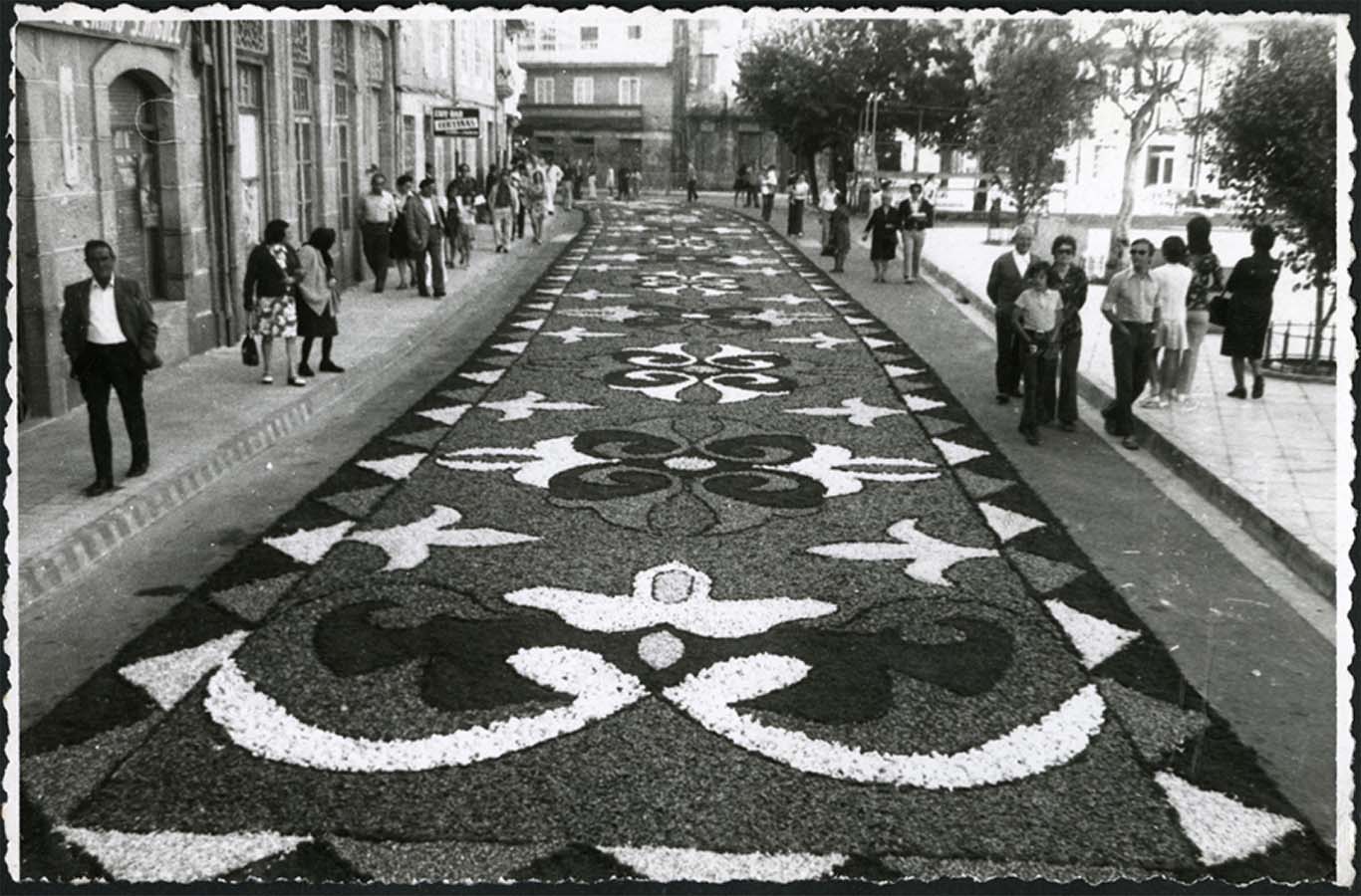 <i>Alfombra do Corpus en Ponteareas</i> / Foto Alonso, entre 1970 e 1980