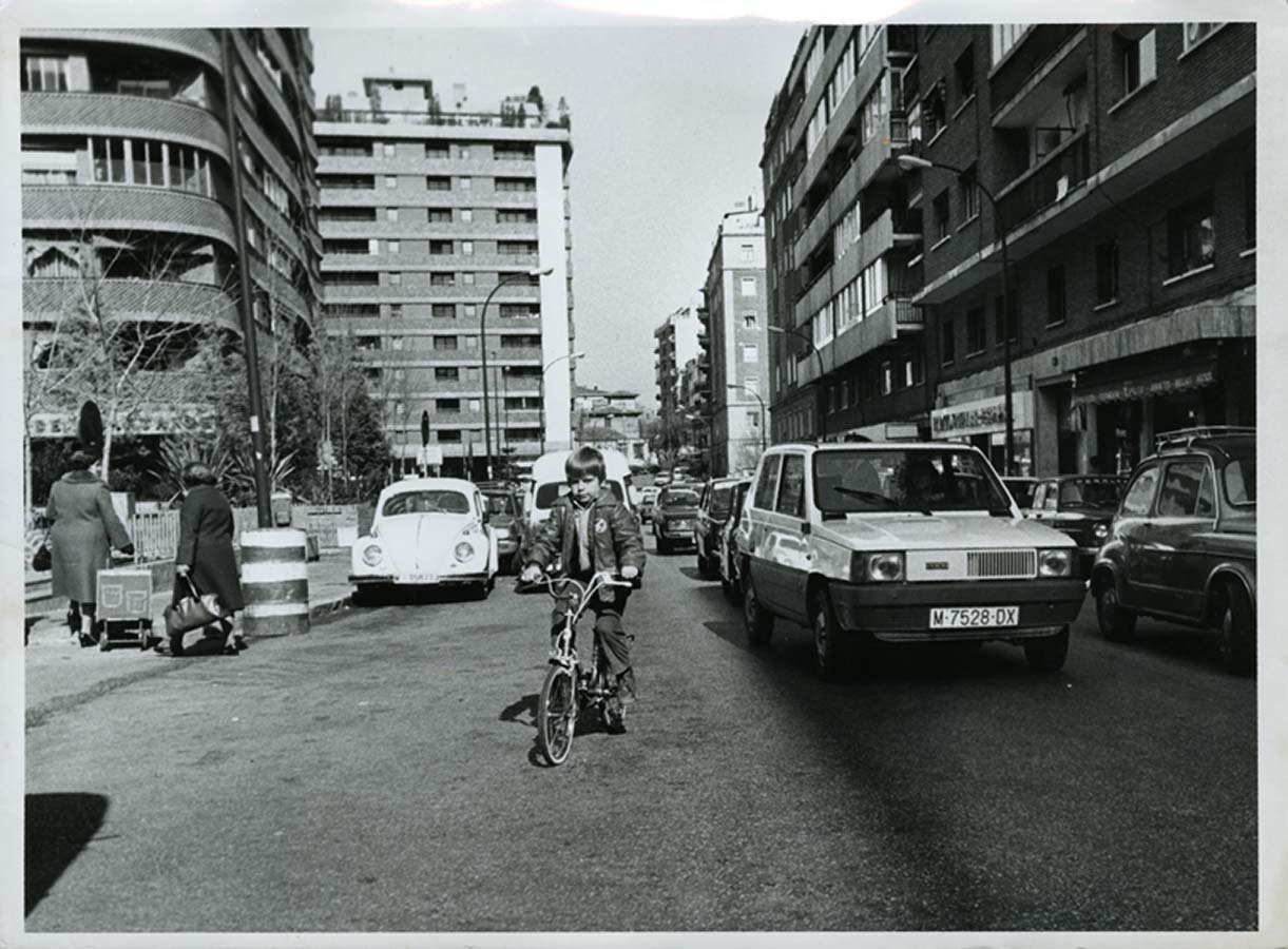 <i>Neno en bicicleta nunha rúa de Vigo</i> / s.a., entre 1970 e 1980