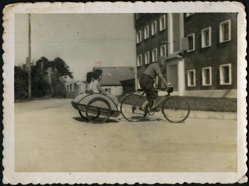 Natalio Abad e familia en bicicleta, entre 1960 e 1970