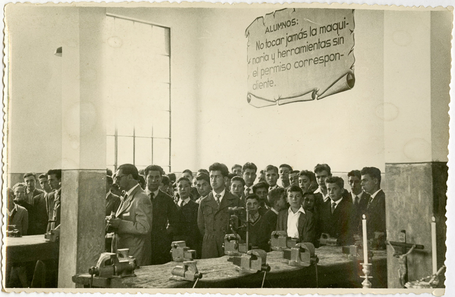alt="Alumnado e profesorado da Escola de Mestría Industrial (1950-1955)" title="Alumnado e profesorado da Escola de Mestría Industrial (1950-1955)"