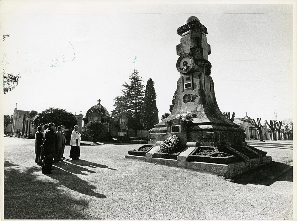 Ofrenda no panteón de Concepción Arenal, 1975