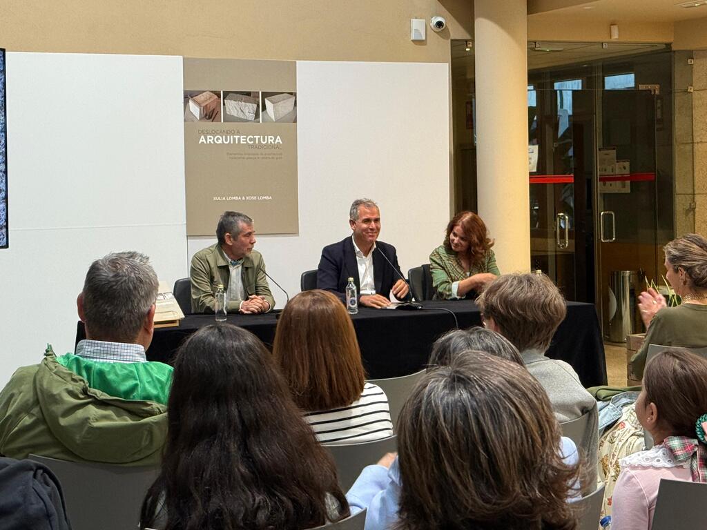 Rafa Domínguez presenta "Deslocando a arquitectura tradicional", o libro de Xosé María Lomba