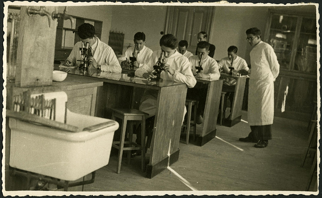 001 Alumnos no laboratorio do Instituto. Entre 1940 e 1950