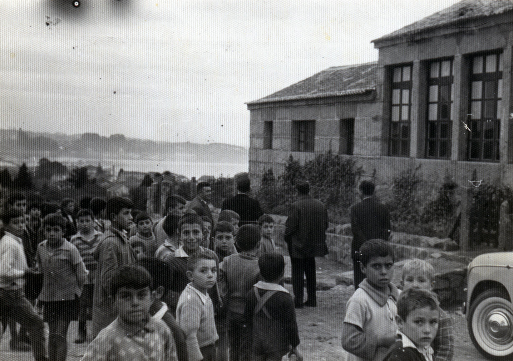 Nenos diante da escola de Guillán, Vilagarcía de Arousa, ca. 1955