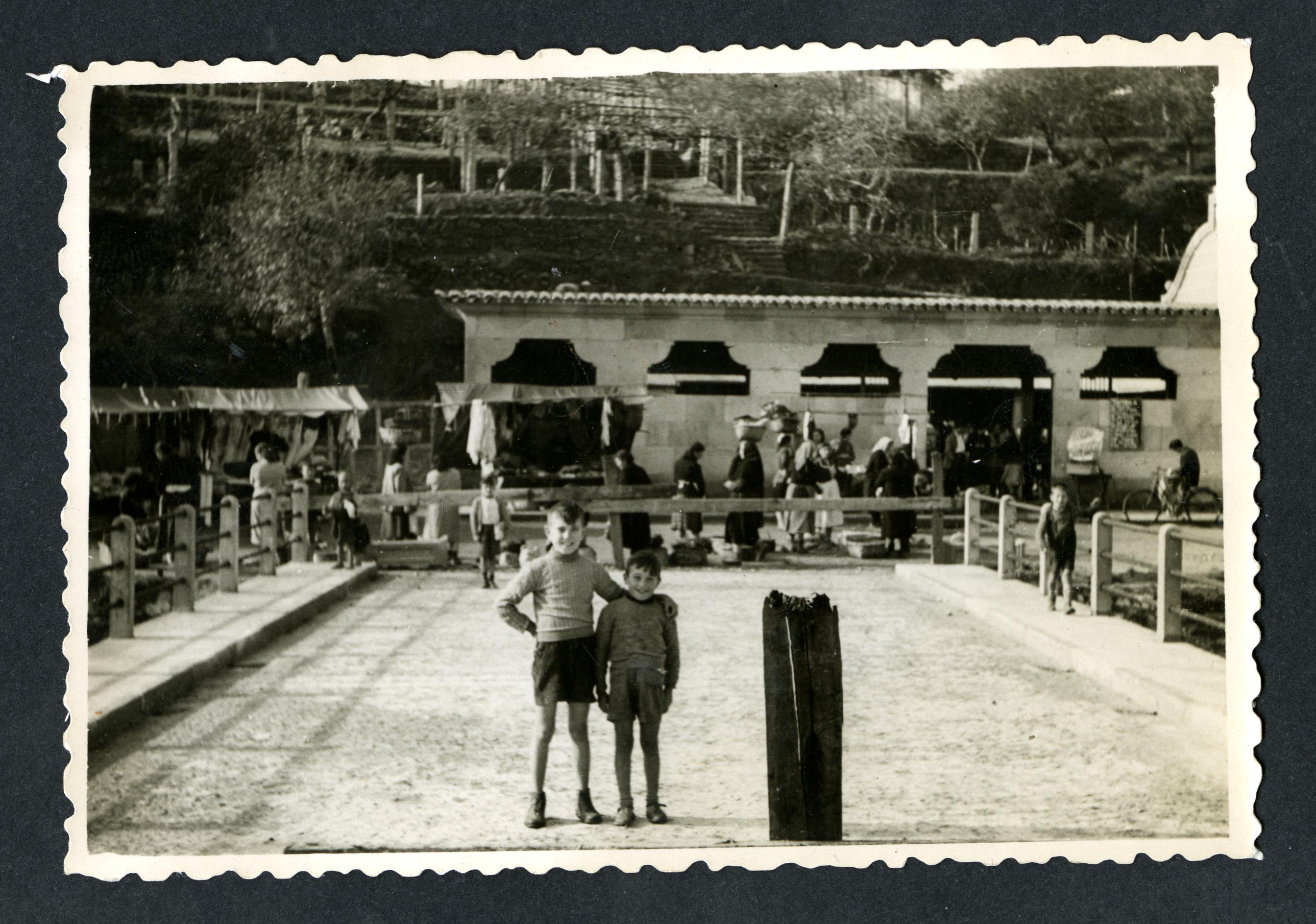 Mercado municipal de Redondela, en obras, ca. 1954