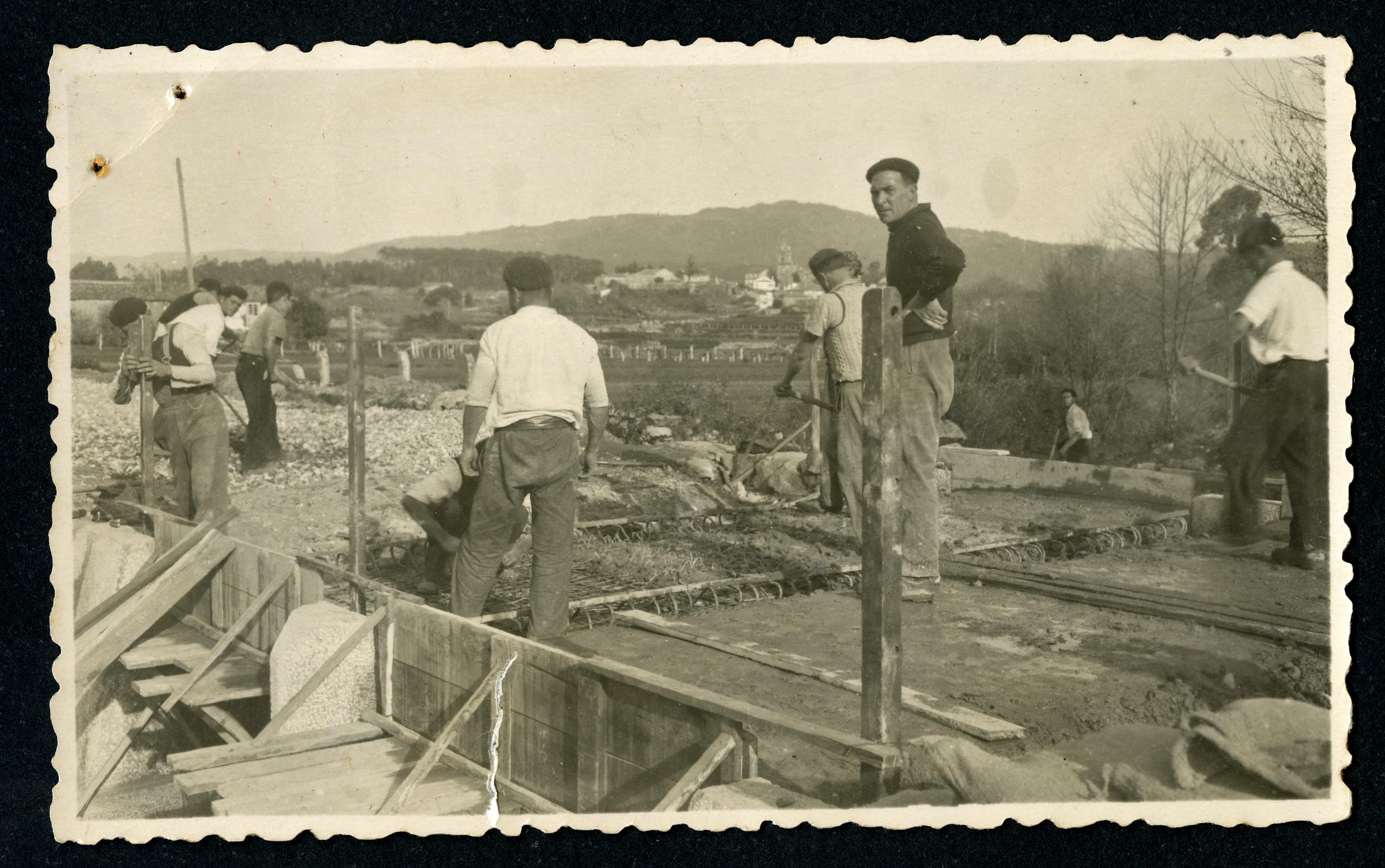 Obras nunha ponte en Sandián, O Rosal, 1950