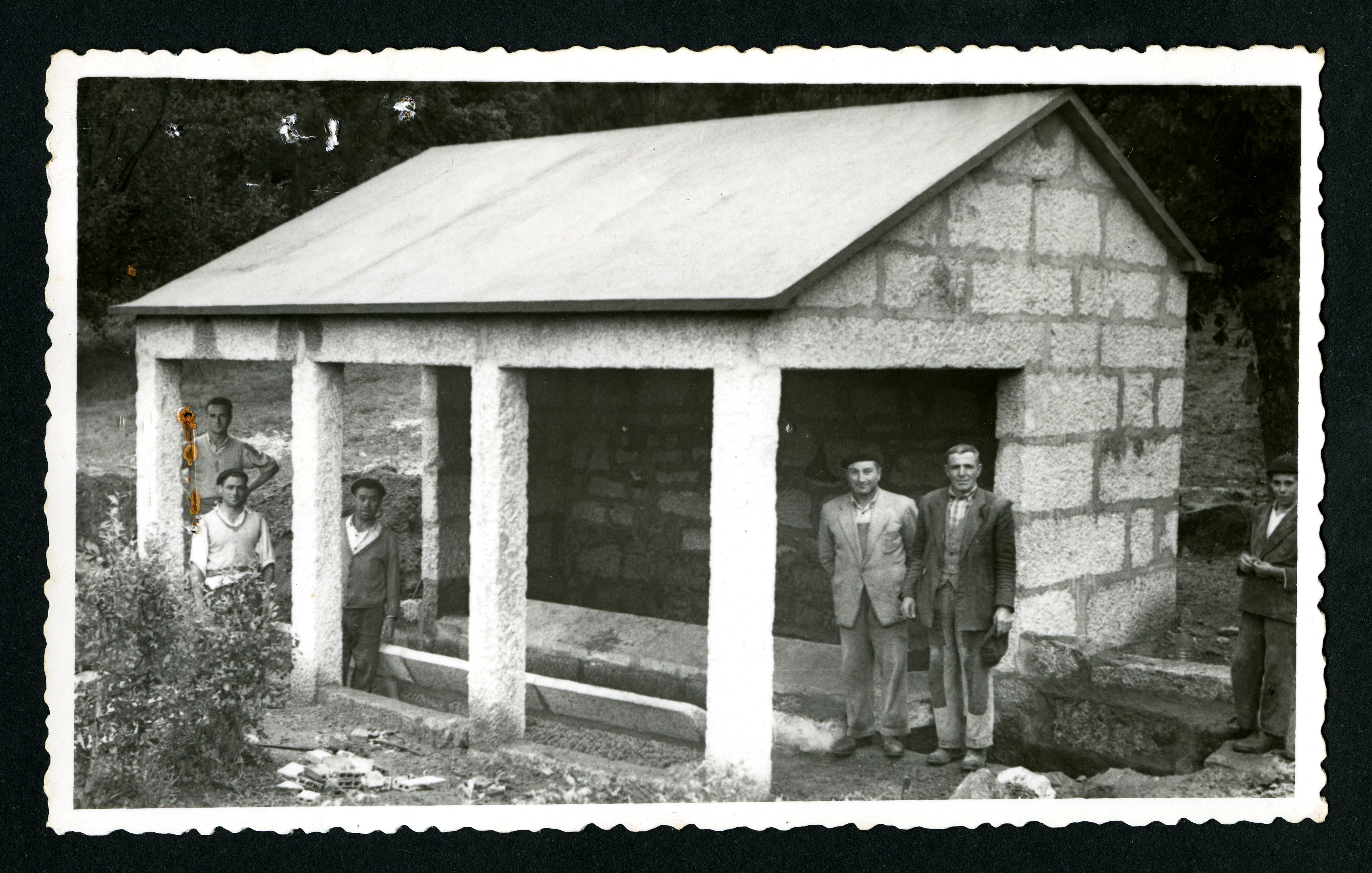 Fonte e lavadoiro en Senín, Valga, 1956-57