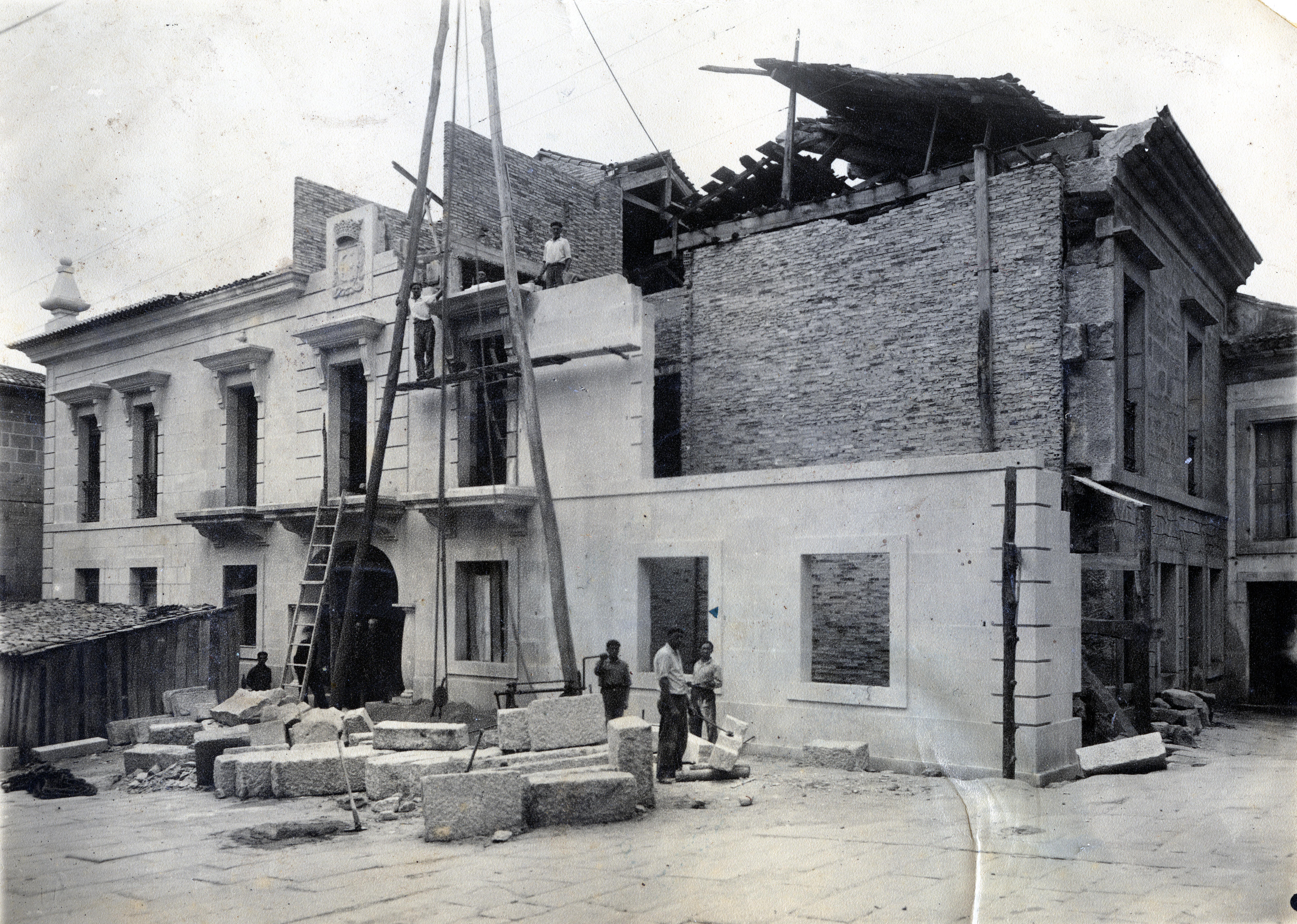 Casa do concello de Tui, en obras, 1955