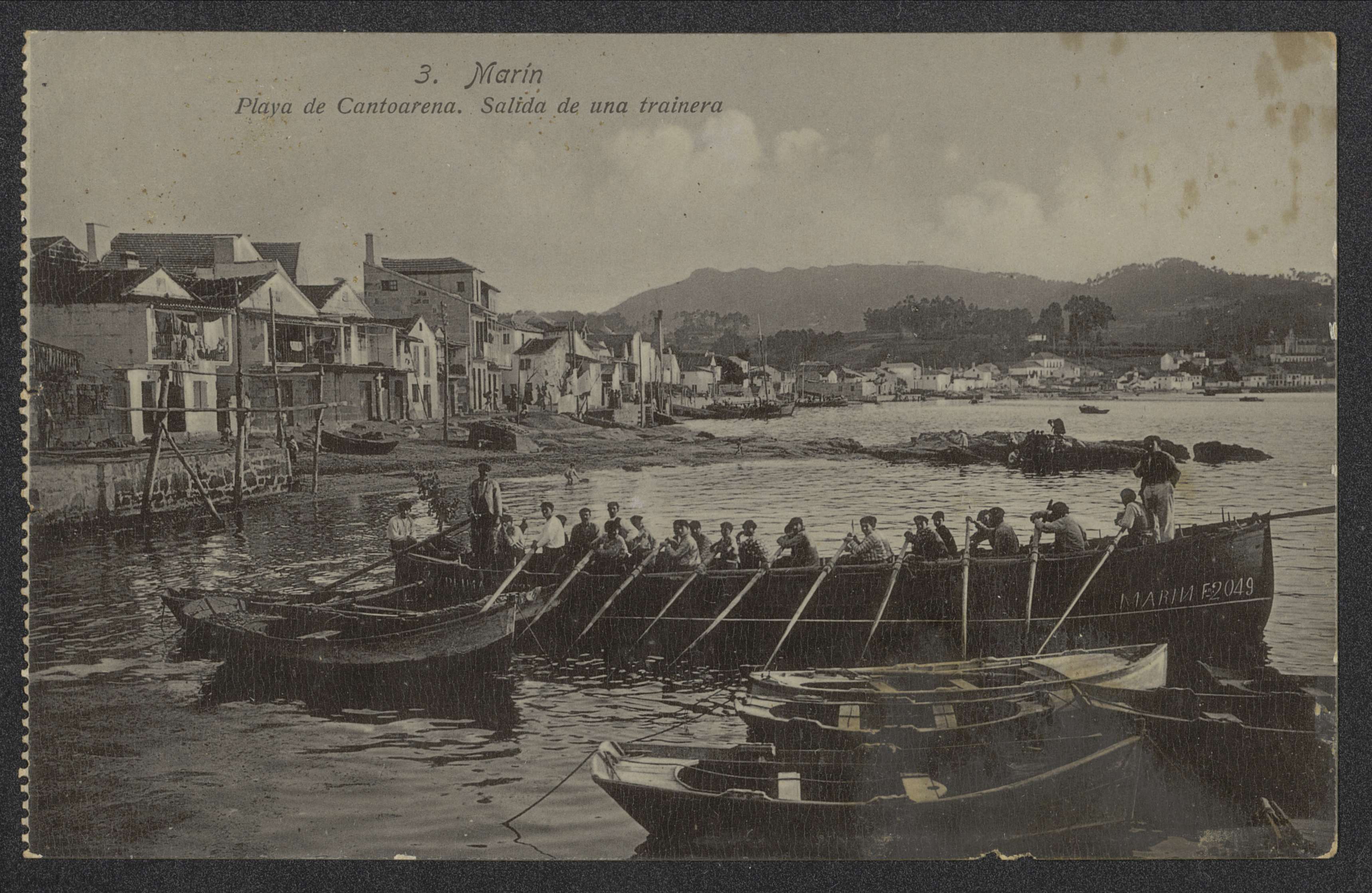 Marín. Playa de Cantodarena. Salida de una trainera, ca. 1910