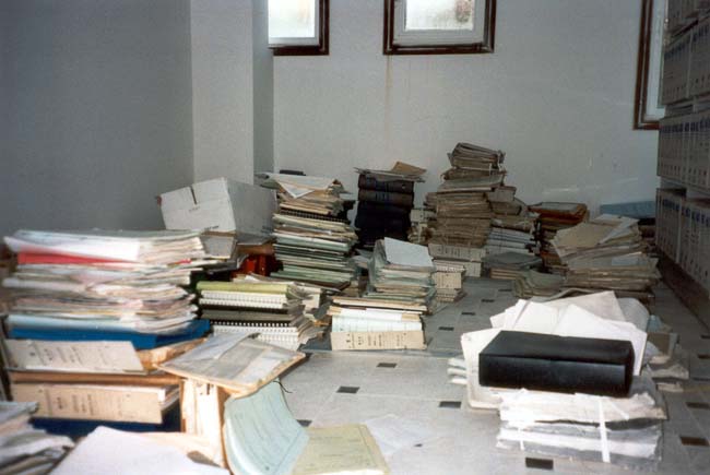 Traslado do arquivo municipal ó novo local en Petelos. (1999)