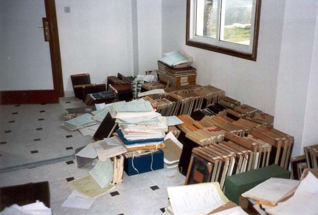 Traslado do arquivo municipal ó novo local en Petelos. (1999)