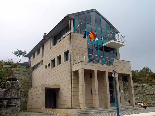 Casa da cultura e biblioteca de Cela